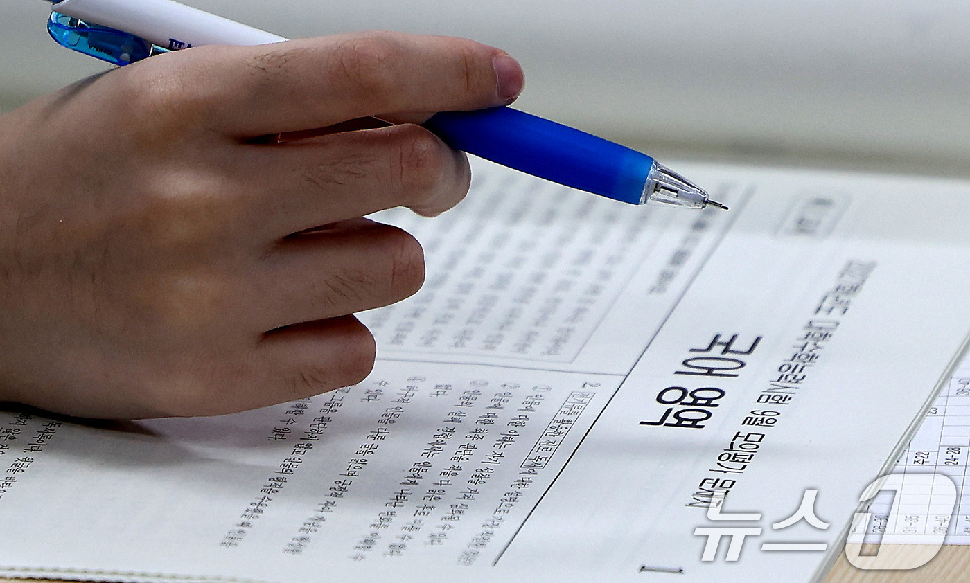 (대구=뉴스1) 공정식 기자 = 2027학년도 대학수학능력시험을 앞두고 9월 모의평가가 치러진 2일 대구 수성구 대구남산고 고3 학생들이 시험을 준비하고 있다. 2026.9.2/뉴 …