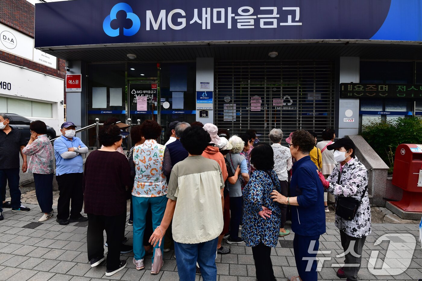 본문 이미지 - 2일 오전 경북 포항시 북구 용흥동의 한 새마을금고 앞에서 시민들이 지역사랑상품권을 사려고 줄지어 기다리고 있다. 포항시는 추석을 앞두고 지역 경기활성화 등을 위해  지역사랑상품권 600억 원 어치를 발행, 10% 할인 판매한다. 2026.9.2 ⓒ 뉴스1 최창호 기자