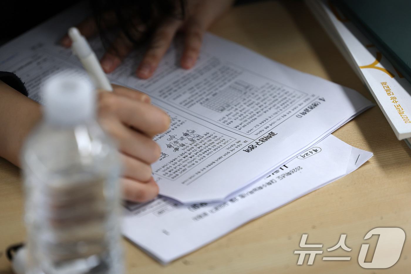 (대구=뉴스1) 공정식 기자 = 2027학년도 대학수학능력시험을 앞두고 9월 모의평가가 치러진 2일 대구 수성구 대구남산고 고3 학생들이 막바지 시험공부를 하고 있다. 2026.9 …