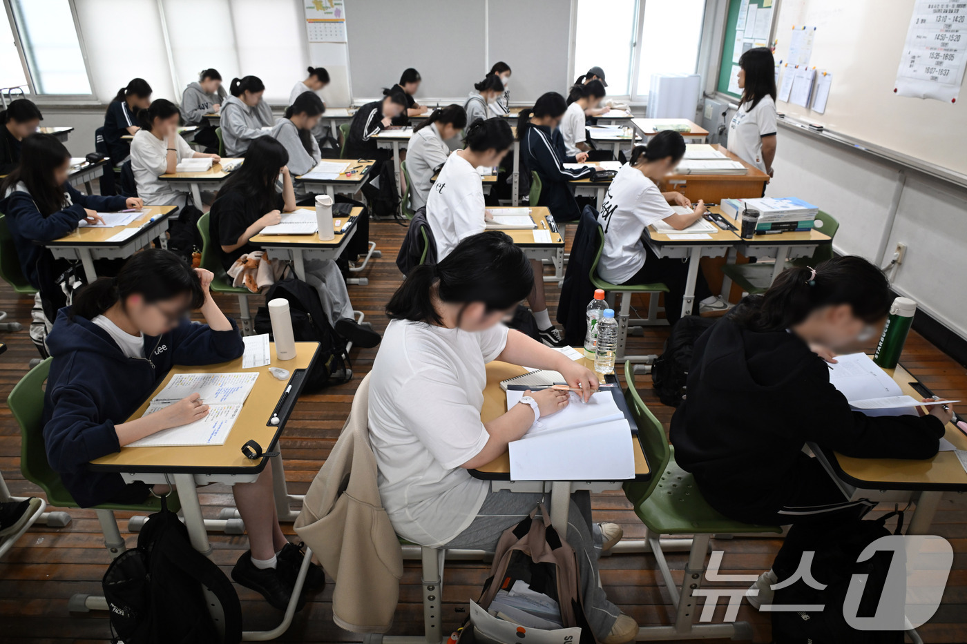 (서울=뉴스1) 사진공동취재단 = 2027학년도 대학수학능력시험 9월 모의평가 시행일인 2일 오전 서울 마포구 서울여자고등학교에서 수험생들이 시험 응시를 준비하고 있다. 2026. …