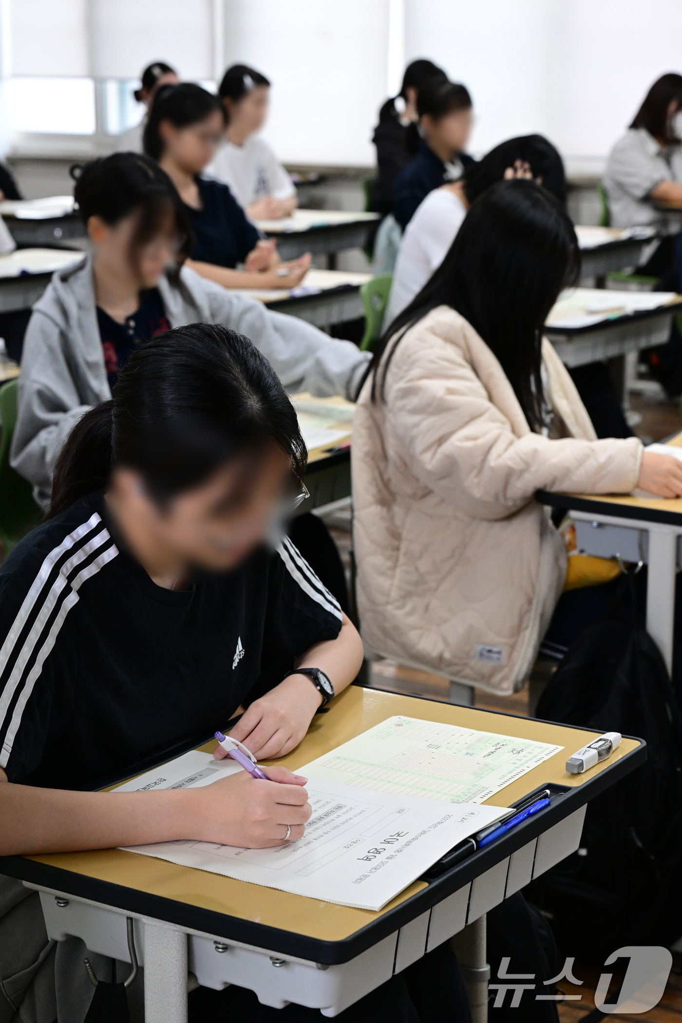 (서울=뉴스1) 사진공동취재단 = 2027학년도 대학수학능력시험 9월 모의평가 시행일인 2일 오전 서울 마포구 서울여자고등학교에서 시험 응시를 준비하고 있다. 2026.9.2/뉴스 …