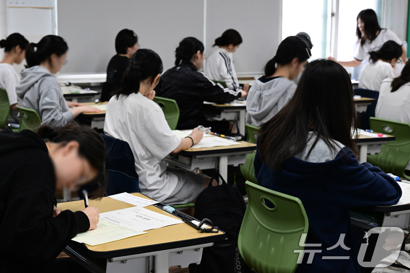 (서울=뉴스1) 사진공동취재단 = 2027학년도 대학수학능력시험 9월 모의평가 시행일인 2일 오전 서울 마포구 서울여자고등학교에서 학생들이 시험 응시를 준비하고 있다. 2026.9 …