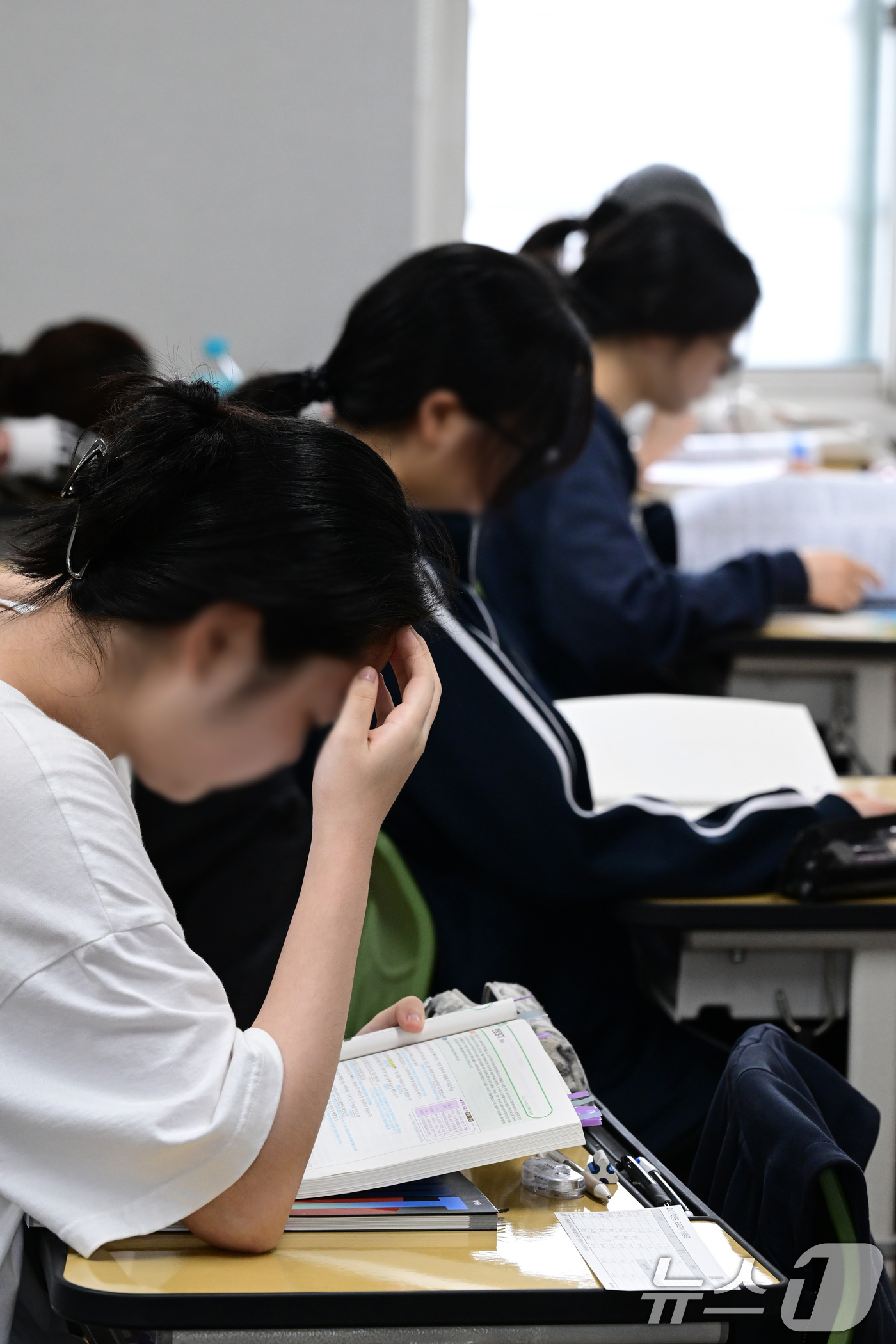 (서울=뉴스1) 사진공동취재단 = 2027학년도 대학수학능력시험 9월 모의평가 시행일인 2일 오전 서울 마포구 서울여자고등학교에서 학생들이 시험 응시를 준비하고 있다. 2026.9 …