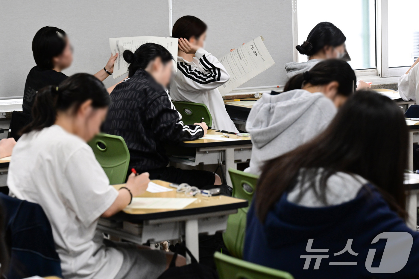 (서울=뉴스1) 사진공동취재단 = 2027학년도 대학수학능력시험 9월 모의평가 시행일인 2일 오전 서울 마포구 서울여자고등학교에서 학생들이 시험지를 넘기고 있다. 2026.9.2/ …