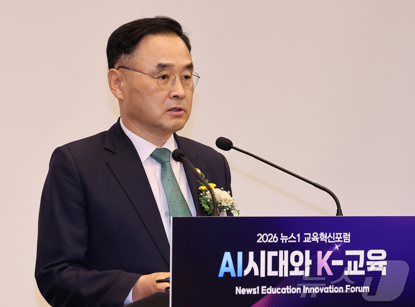 (서울=뉴스1) 김성진 기자 = 차정인 국가교육위원장이 2일 서울 용산구 나인트리 프리미어 로카우스 호텔에서 'AI시대와 K-교육'이라는 주제로 열린 2026 뉴스1 교육혁신포럼에 …
