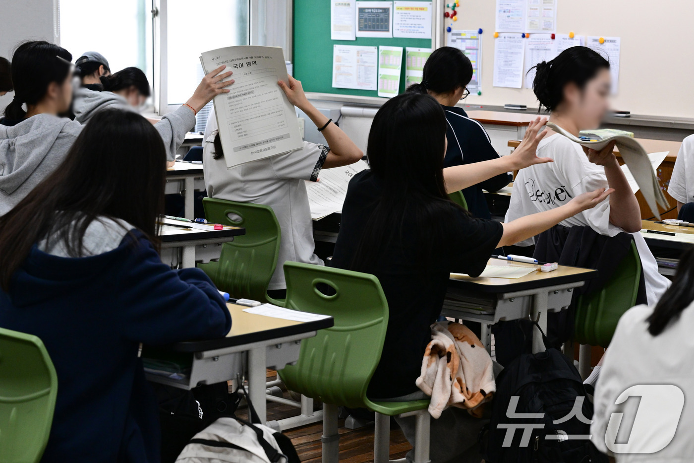 (서울=뉴스1) 사진공동취재단 = 2027학년도 대학수학능력시험 9월 모의평가 시행일인 2일 오전 서울 마포구 서울여자고등학교에서 학생들이 시험지를 넘기고 있다. 2026.9.2/ …