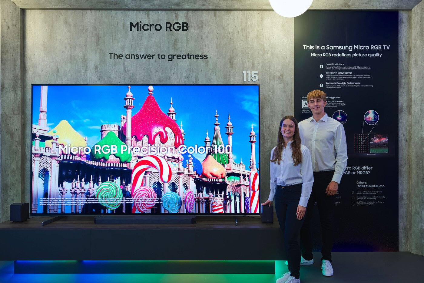 본문 이미지 - 삼성전자 모델이 IFA 2026에서 115인치 마이크로 RGB TV를 소개하고 있다.(삼성전자 제공)/뉴스1