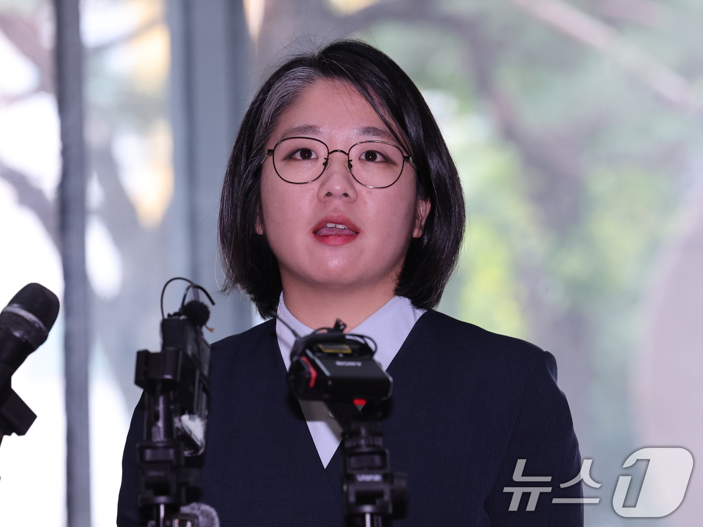 (서울=뉴스1) 박지혜 기자 = 용혜인 성평등가족부 장관 후보자가 2일 오전 서울 서대문구 한국청소년활동진흥원에 마련된 인사청문회 준비사무실로 첫 출근하고 있다. 2026.9.2/ …