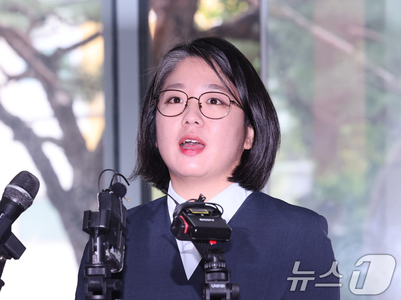 (서울=뉴스1) 박지혜 기자 = 용혜인 성평등가족부 장관 후보자가 2일 오전 서울 서대문구 한국청소년활동진흥원에 마련된 인사청문회 준비사무실로 첫 출근하며 취재진의 질문에 답하고 …