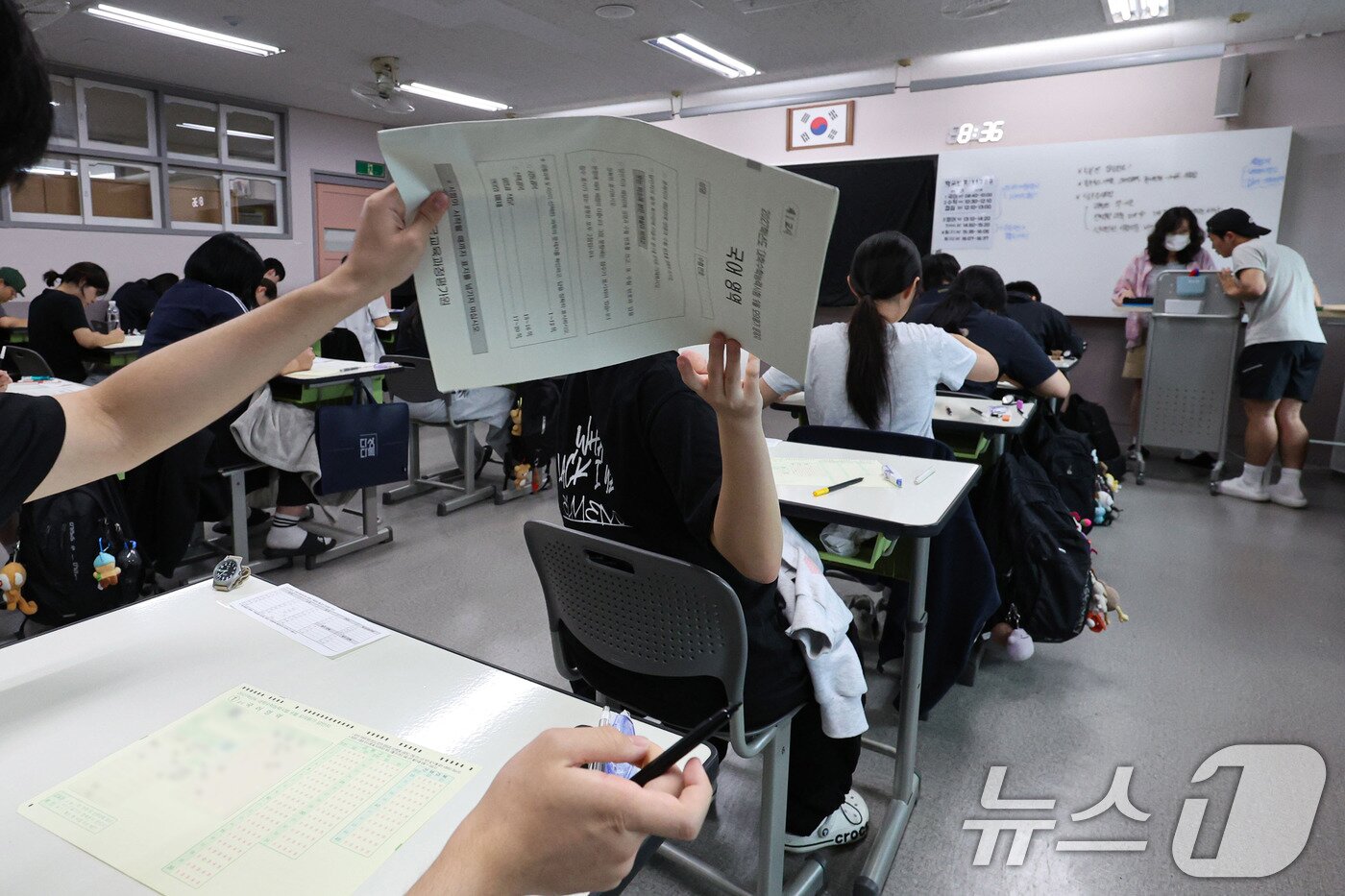 본문 이미지 - 2027학년도 대학수학능력 9월 모의평가일인 2일 서울 송파구 방산고등학교에서 수험생들이 시험지를 넘기고 있다. 2026.9.2 ⓒ 뉴스1 사진공동취재단