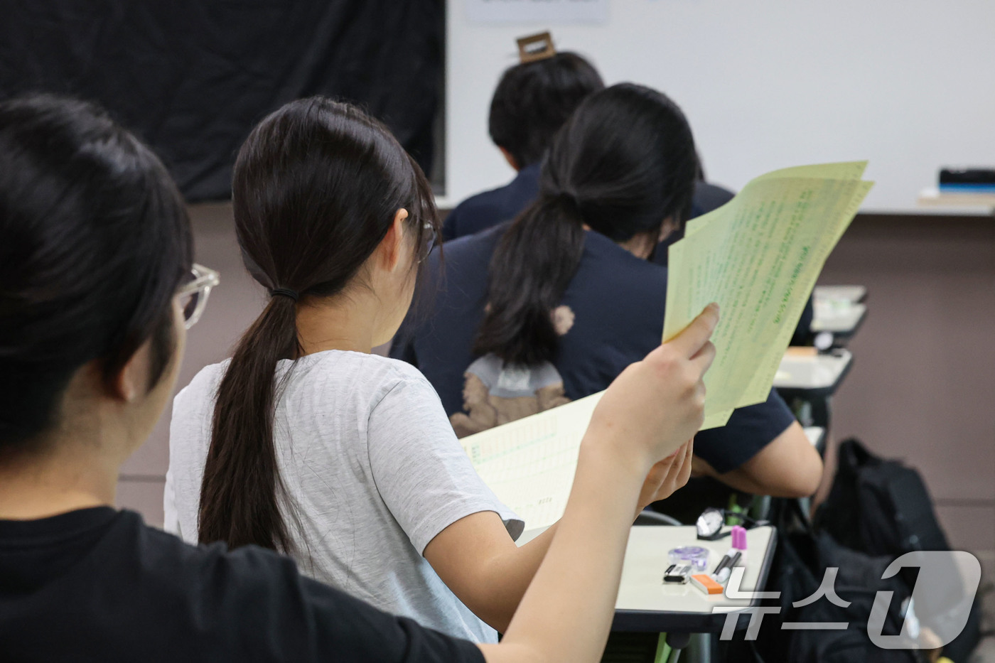 (서울=뉴스1) 사진공동취재단 = 2027학년도 대학수학능력 9월 모의평가일인 2일 서울 송파구 방산고등학교에서 수험생들이 OMR카드를 넘기고 있다.  2026.9.2/뉴스1