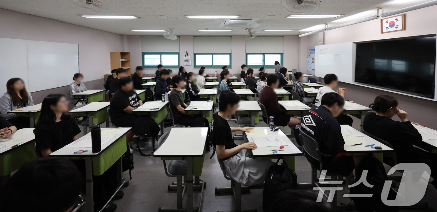 (서울=뉴스1) 사진공동취재단 = 2027학년도 대학수학능력 9월 모의평가일인 2일 서울 송파구 방산고등학교에서 수험생들이 시험 응시를 준비하고 있다. 2026.9.2/뉴스1