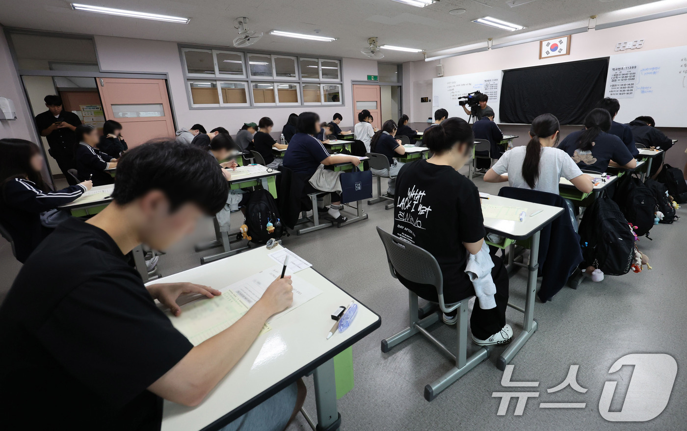 (서울=뉴스1) 사진공동취재단 = 2027학년도 대학수학능력 9월 모의평가일인 2일 서울 송파구 방산고등학교에서 수험생들이 시험지를 살펴보고 있다. 2026.9.2/뉴스1