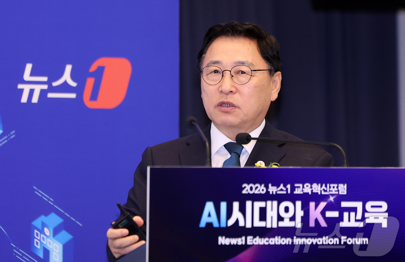 (서울=뉴스1) 김성진 기자 = 정근식 서울시교육감이 2일 서울 용산구 나인트리 프리미어 로카우스 호텔에서 'AI시대와 K-교육'이라는 주제로 열린 2026 뉴스1 교육혁신포럼에서 …