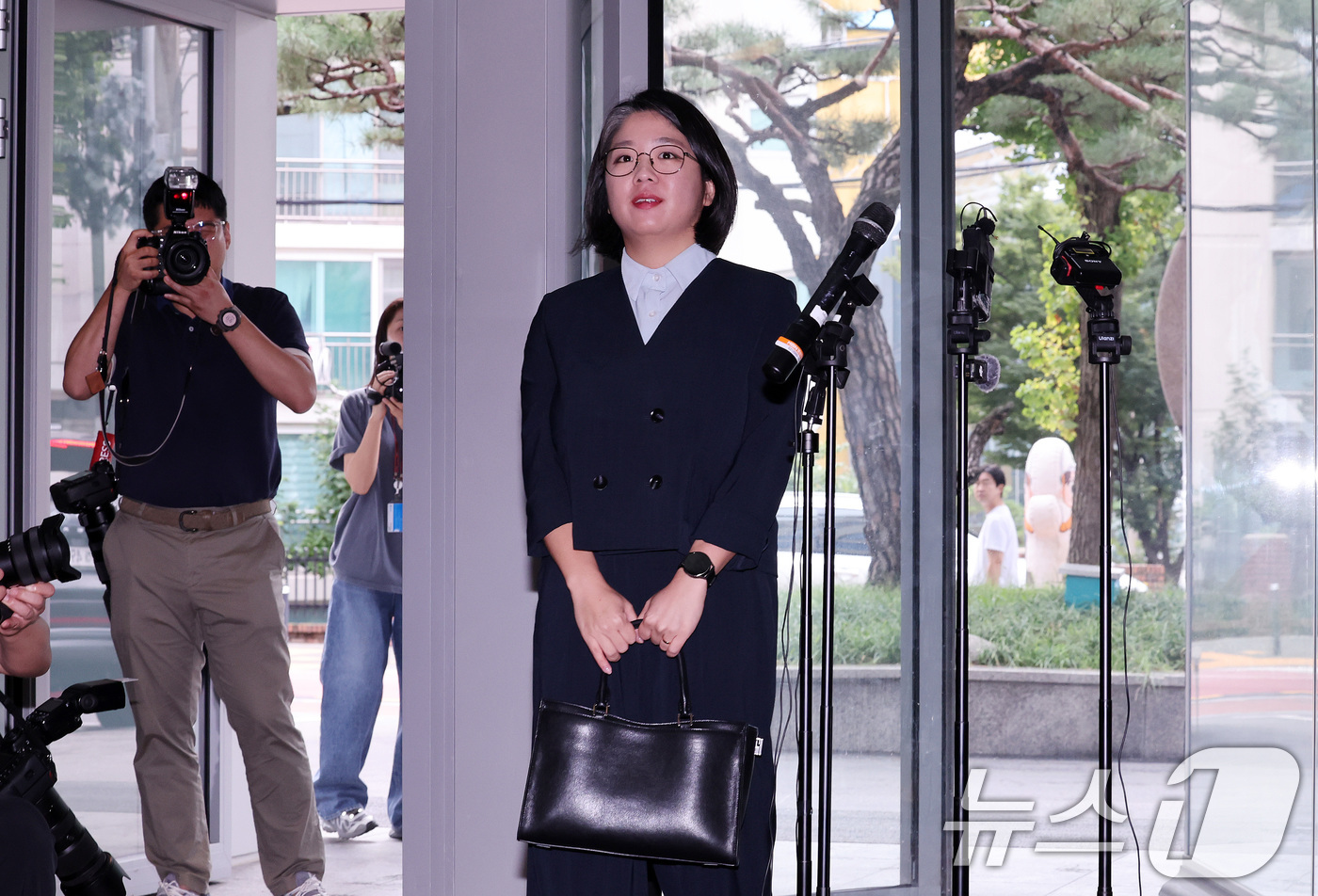 (서울=뉴스1) 박지혜 기자 = 용혜인 성평등가족부 장관 후보자가 2일 오전 서울 서대문구 한국청소년활동진흥원에 마련된 인사청문회 준비사무실로 첫 출근하고 있다. 2026.9.2/ …