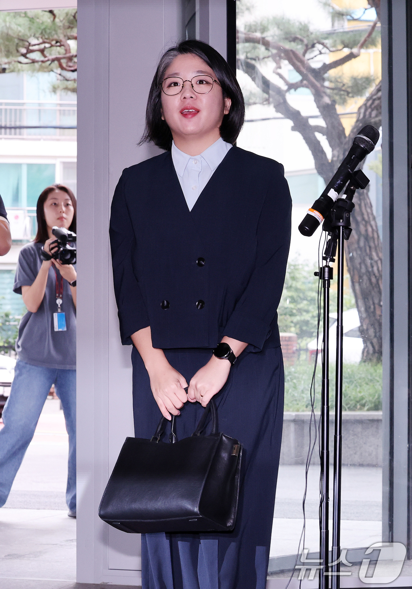 (서울=뉴스1) 박지혜 기자 = 용혜인 성평등가족부 장관 후보자가 2일 오전 서울 서대문구 한국청소년활동진흥원에 마련된 인사청문회 준비사무실로 첫 출근하고 있다. 2026.9.2/ …