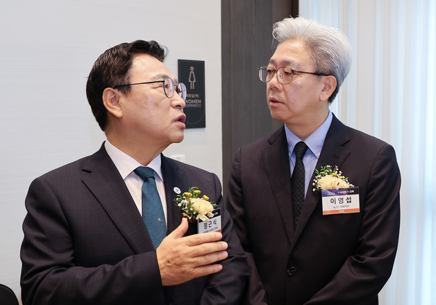 정근식 서울시교육감과 대화 나누는 이영섭 뉴스1 대표이사
