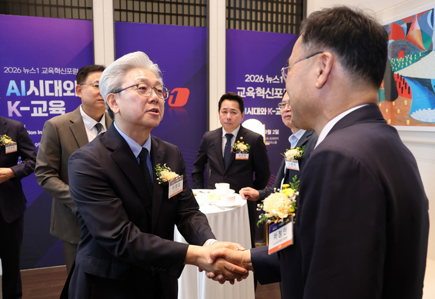 차정인 국교위원장과 인사하는 이영섭 뉴스1 대표이사