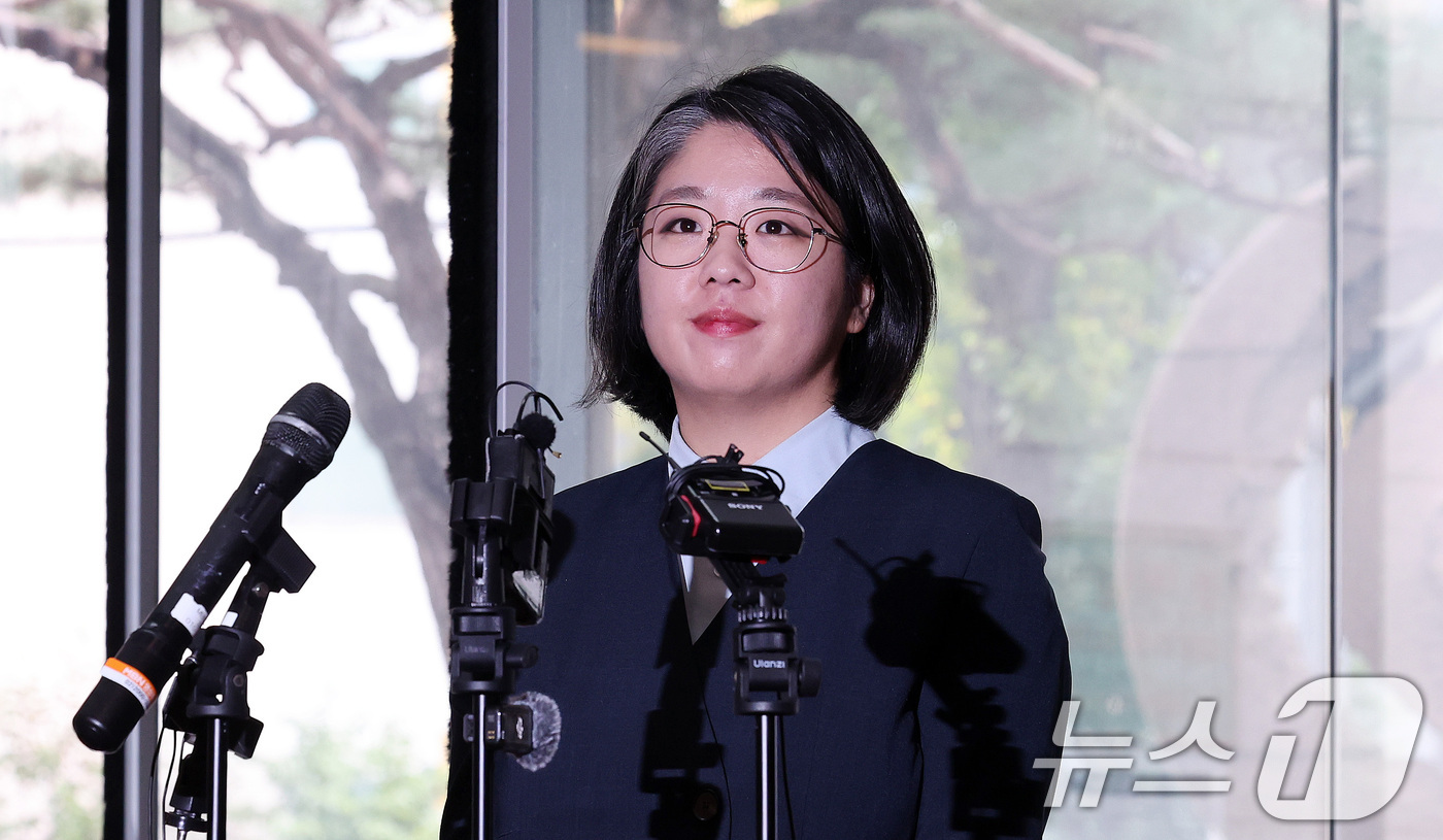 (서울=뉴스1) 박지혜 기자 = 용혜인 성평등가족부 장관 후보자가 2일 오전 서울 서대문구 한국청소년활동진흥원에 마련된 인사청문회 준비사무실로 첫 출근하고 있다. 2026.9.2/ …