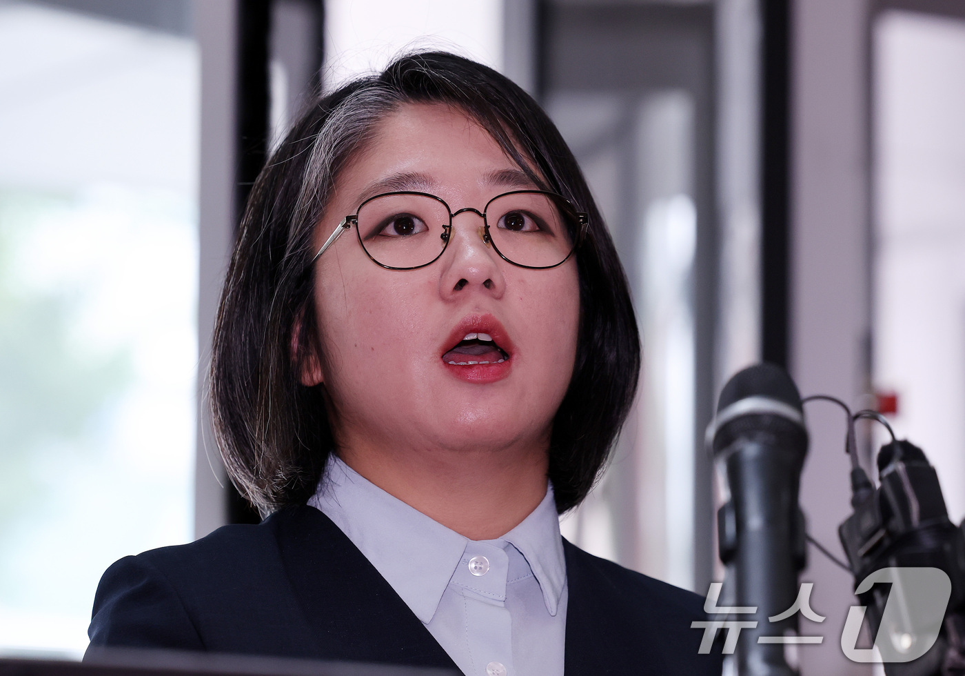 (서울=뉴스1) 박지혜 기자 = 용혜인 성평등가족부 장관 후보자가 2일 오전 서울 서대문구 한국청소년활동진흥원에 마련된 인사청문회 준비사무실로 첫 출근하며 취재진 질문에 답하고 있 …