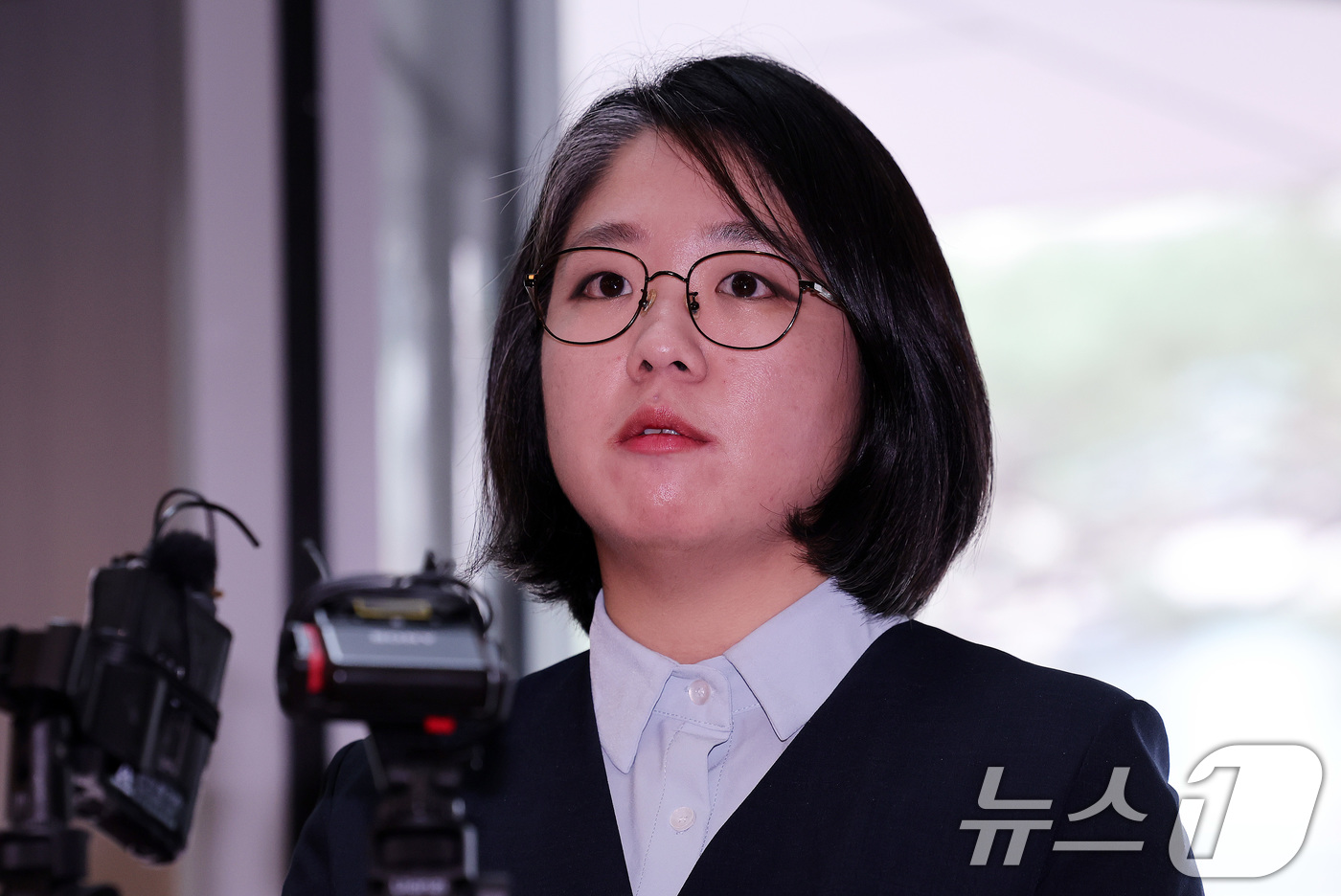 (서울=뉴스1) 박지혜 기자 = 용혜인 성평등가족부 장관 후보자가 2일 오전 서울 서대문구 한국청소년활동진흥원에 마련된 인사청문회 준비사무실로 첫 출근하며 취재진 질문에 답하고 있 …