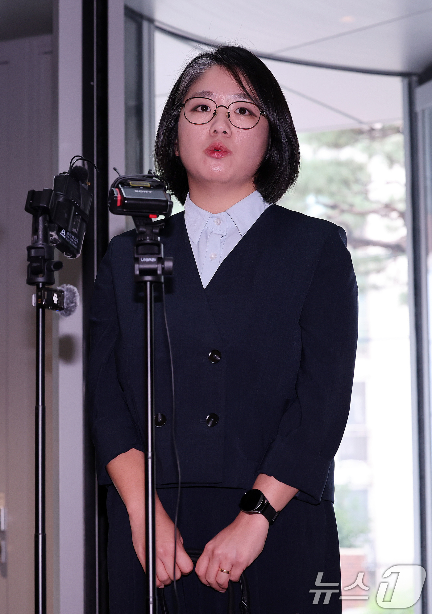 (서울=뉴스1) 박지혜 기자 = 용혜인 성평등가족부 장관 후보자가 2일 오전 서울 서대문구 한국청소년활동진흥원에 마련된 인사청문회 준비사무실로 첫 출근하며 취재진 질문에 답하고 있 …