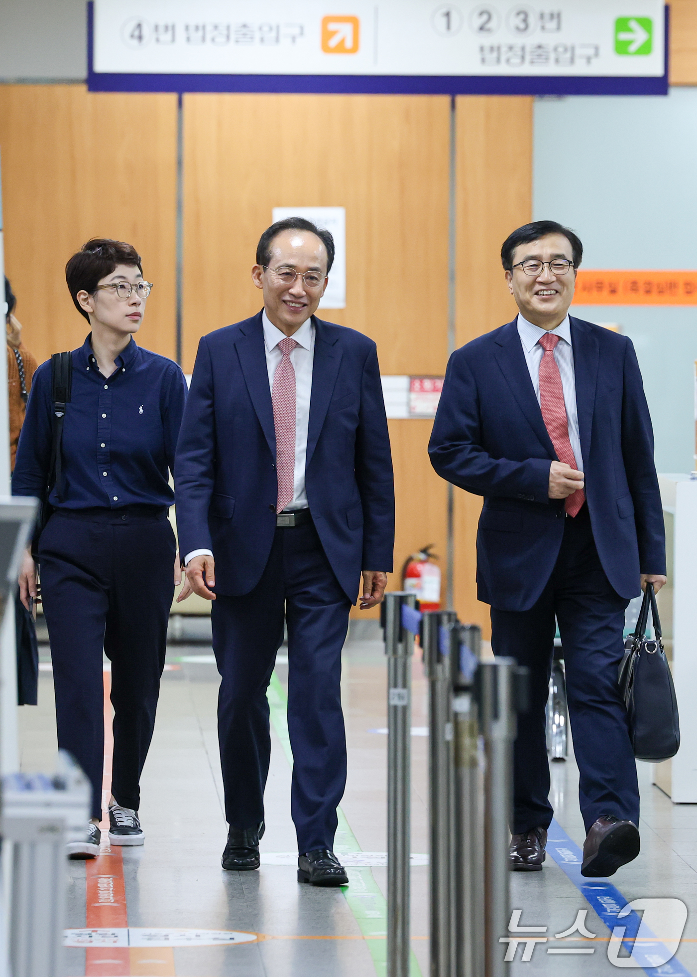 (서울=뉴스1) 안은나 기자 = 12·3 비상계엄 당시 국민의힘 원내대표로서 국회의 계엄 해제 표결을 방해한 혐의를 받는 추경호 대구시장이 2일 서울 서초구 중앙지방법원에서 열린 …