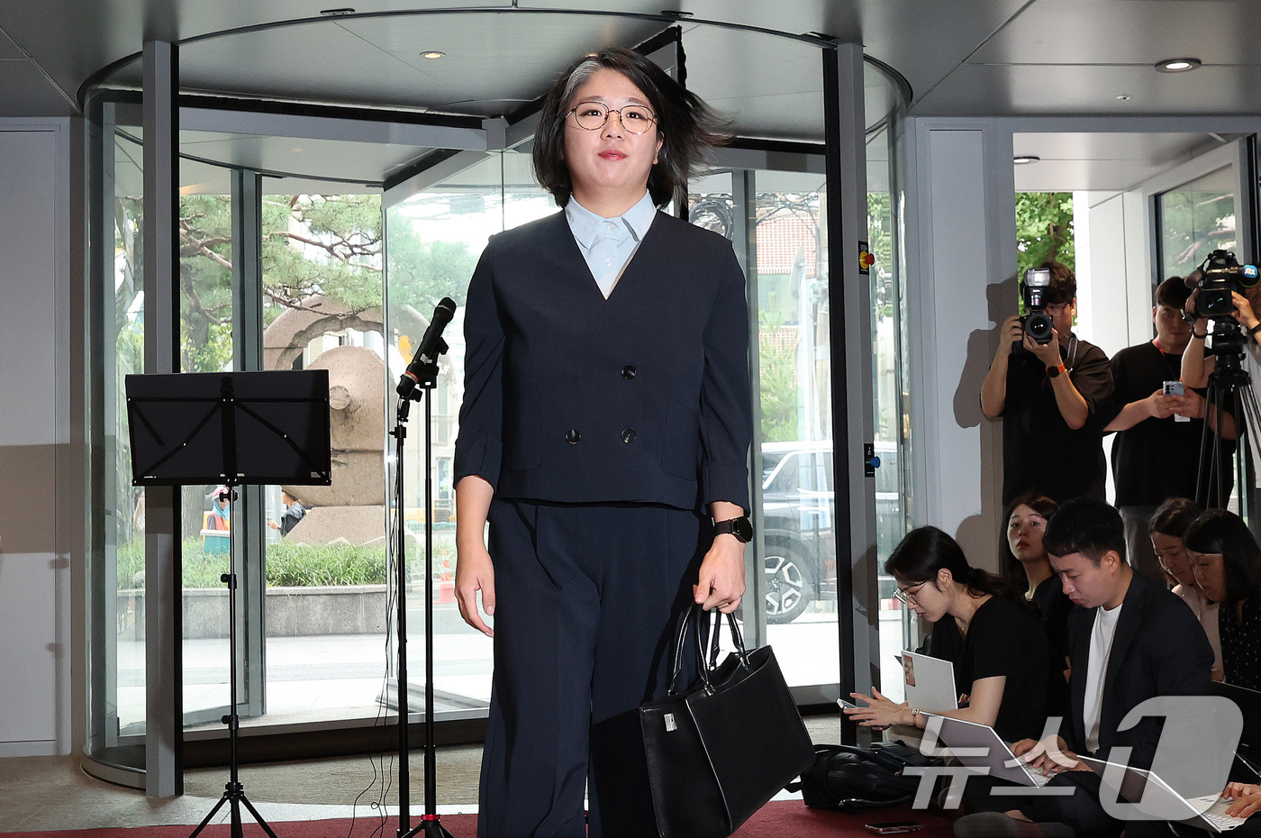 (서울=뉴스1) 박지혜 기자 = 용혜인 성평등가족부 장관 후보자가 2일 오전 서울 서대문구 한국청소년활동진흥원에 마련된 인사청문회 준비사무실로 첫 출근하고 있다. 2026.9.2/ …