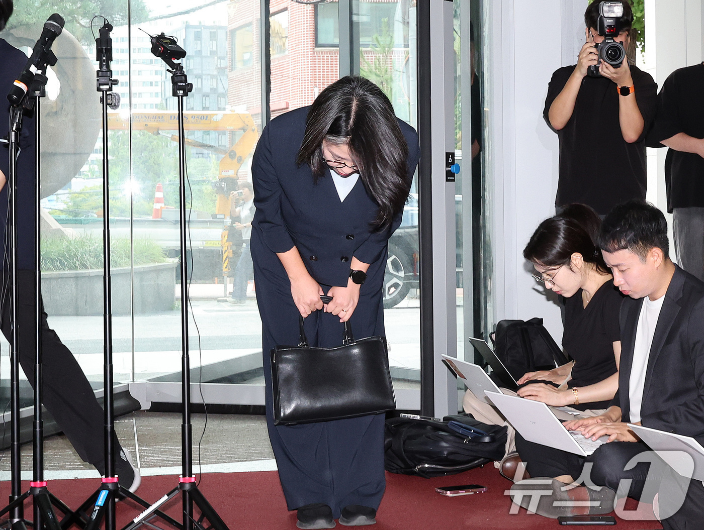 (서울=뉴스1) 박지혜 기자 = 용혜인 성평등가족부 장관 후보자가 2일 오전 서울 서대문구 한국청소년활동진흥원에 마련된 인사청문회 준비사무실로 첫 출근하며 인사하고 있다. 2026 …
