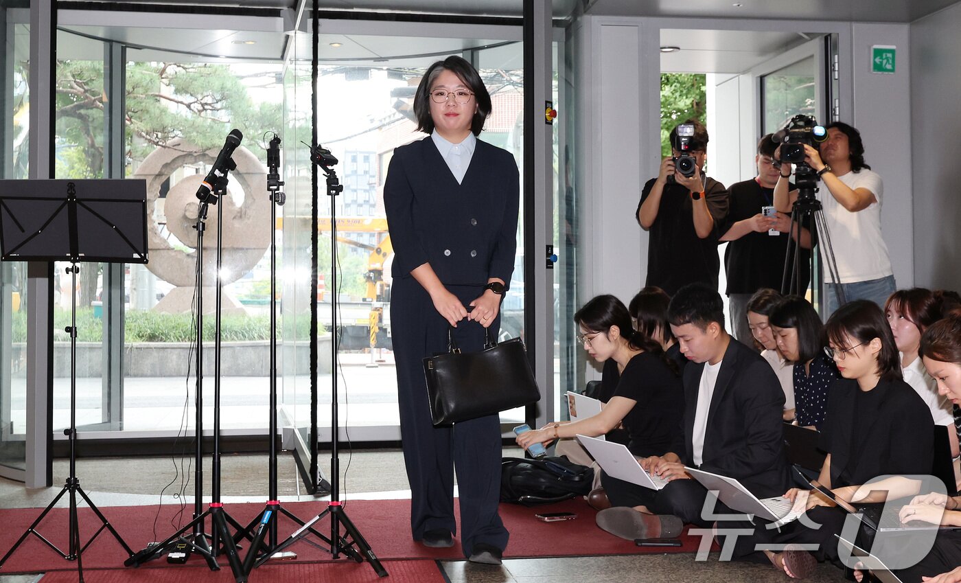 본문 이미지 - 용혜인 성평등가족부 장관 후보자가 2일 오전 서울 서대문구 한국청소년활동진흥원에 마련된 인사청문회 준비사무실로 첫 출근하고 있다. 2026.9.2 ⓒ 뉴스1 박지혜 기자