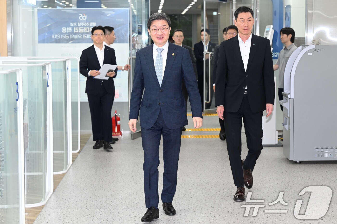 (서울=뉴스1) 최지환 기자 = 이억원 금융위원장이 2일 오전 서울 종로구 IBK기업은행 광화문지점에서 소상공인 특화 신용평가(SCB) 대출 약정 시연 참관 및 간담회 참석을 위해 …