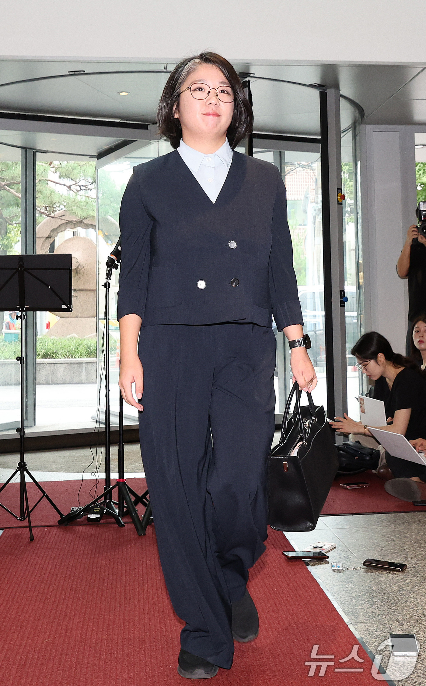 (서울=뉴스1) 박지혜 기자 = 용혜인 성평등가족부 장관 후보자가 2일 오전 서울 서대문구 한국청소년활동진흥원에 마련된 인사청문회 준비사무실로 첫 출근하고 있다. 2026.9.2/ …