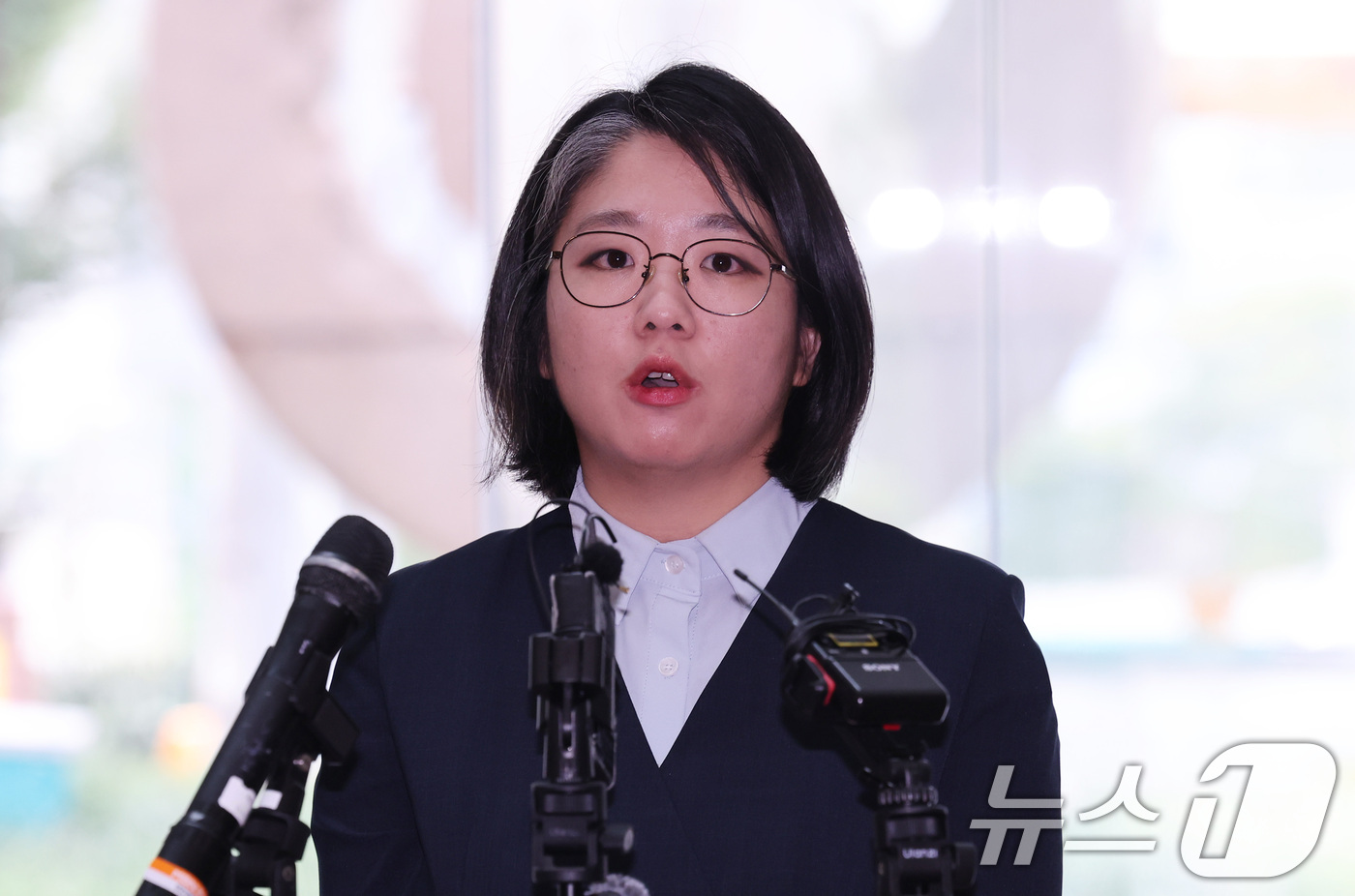 (서울=뉴스1) 박지혜 기자 = 용혜인 성평등가족부 장관 후보자가 2일 오전 서울 서대문구 한국청소년활동진흥원에 마련된 인사청문회 준비사무실로 첫 출근하며 취재진 질문에 답하고 있 …