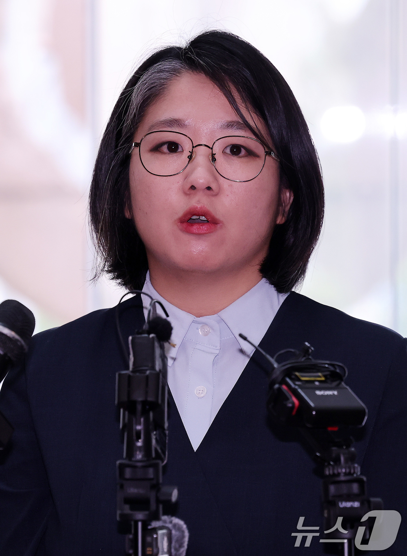 (서울=뉴스1) 박지혜 기자 = 용혜인 성평등가족부 장관 후보자가 2일 오전 서울 서대문구 한국청소년활동진흥원에 마련된 인사청문회 준비사무실로 첫 출근하며 취재진 질문에 답하고 있 …