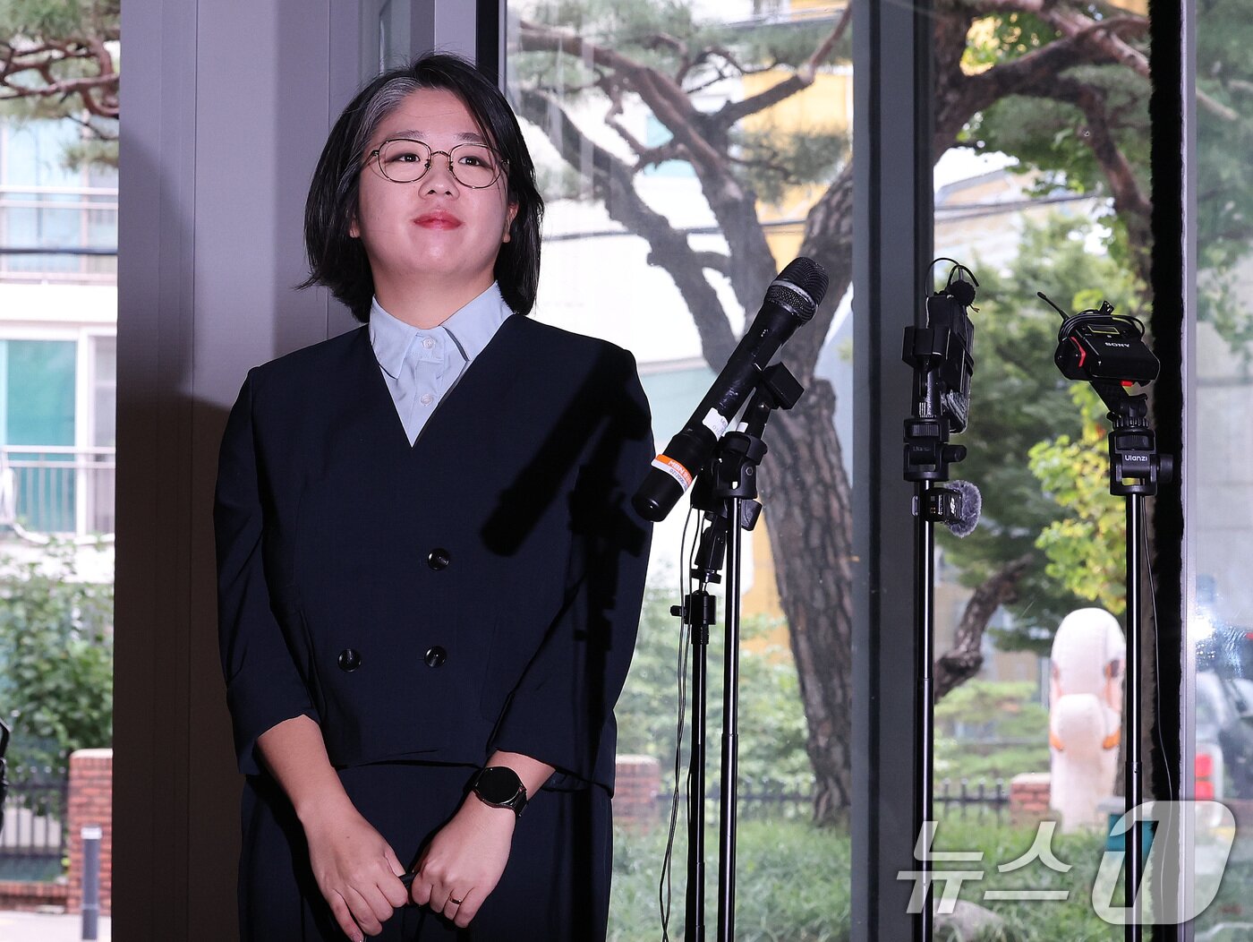 본문 이미지 - 용혜인 성평등가족부 장관 후보자가 2일 오전 서울 서대문구 한국청소년활동진흥원에 마련된 인사청문회 준비사무실로 첫 출근하고 있다. 2026.9.2 ⓒ 뉴스1 박지혜 기자