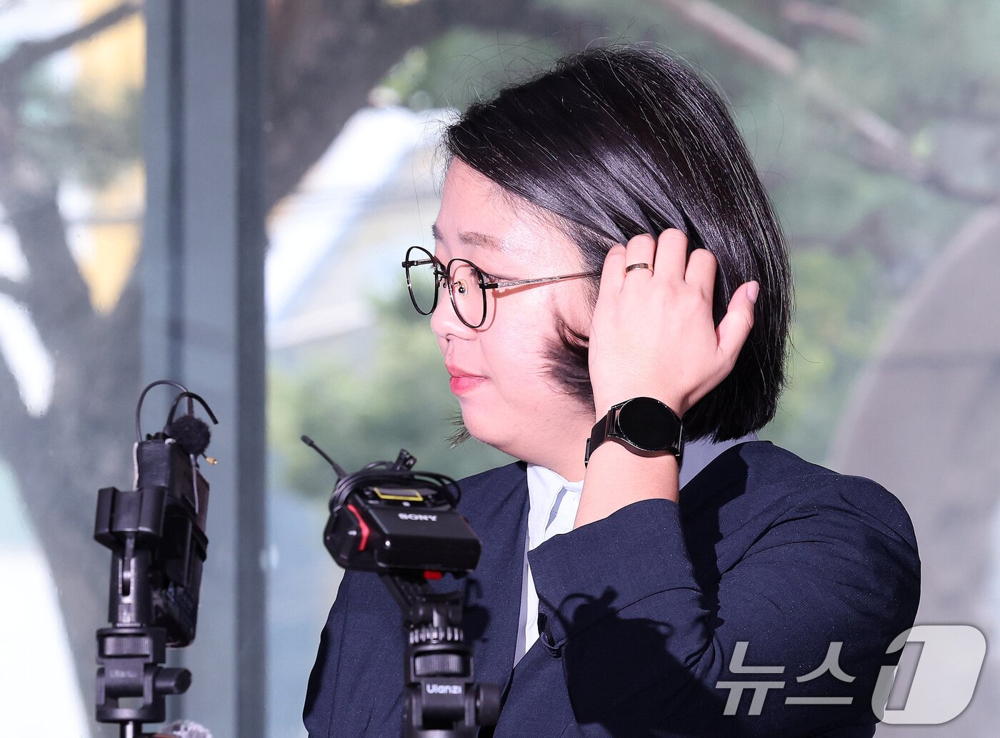 본문 이미지 - 용혜인 성평등가족부 장관 후보자가 2일 오전 서울 서대문구 한국청소년활동진흥원에 마련된 인사청문회 준비사무실로 첫 출근하고 있다. 2026.9.2 ⓒ 뉴스1 박지혜 기자