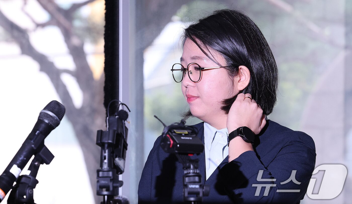 본문 이미지 - 용혜인 성평등가족부 장관 후보자가 2일 오전 서울 서대문구 한국청소년활동진흥원에 마련된 인사청문회 준비사무실로 첫 출근하고 있다. 2026.9.2 ⓒ 뉴스1 박지혜 기자