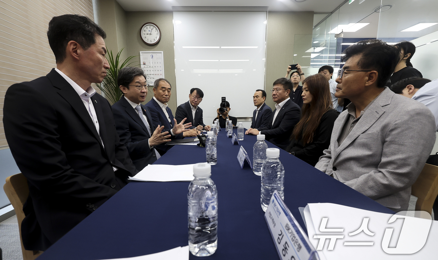 (서울=뉴스1) 최지환 기자 = 이억원 금융위원장이 2일 서울 종로구 IBK 기업은행 광화문 지점에서 열린  소상공인 특화 신용평가(SCB) 시범운영 현장을 방문해 수혜 대상 소상 …