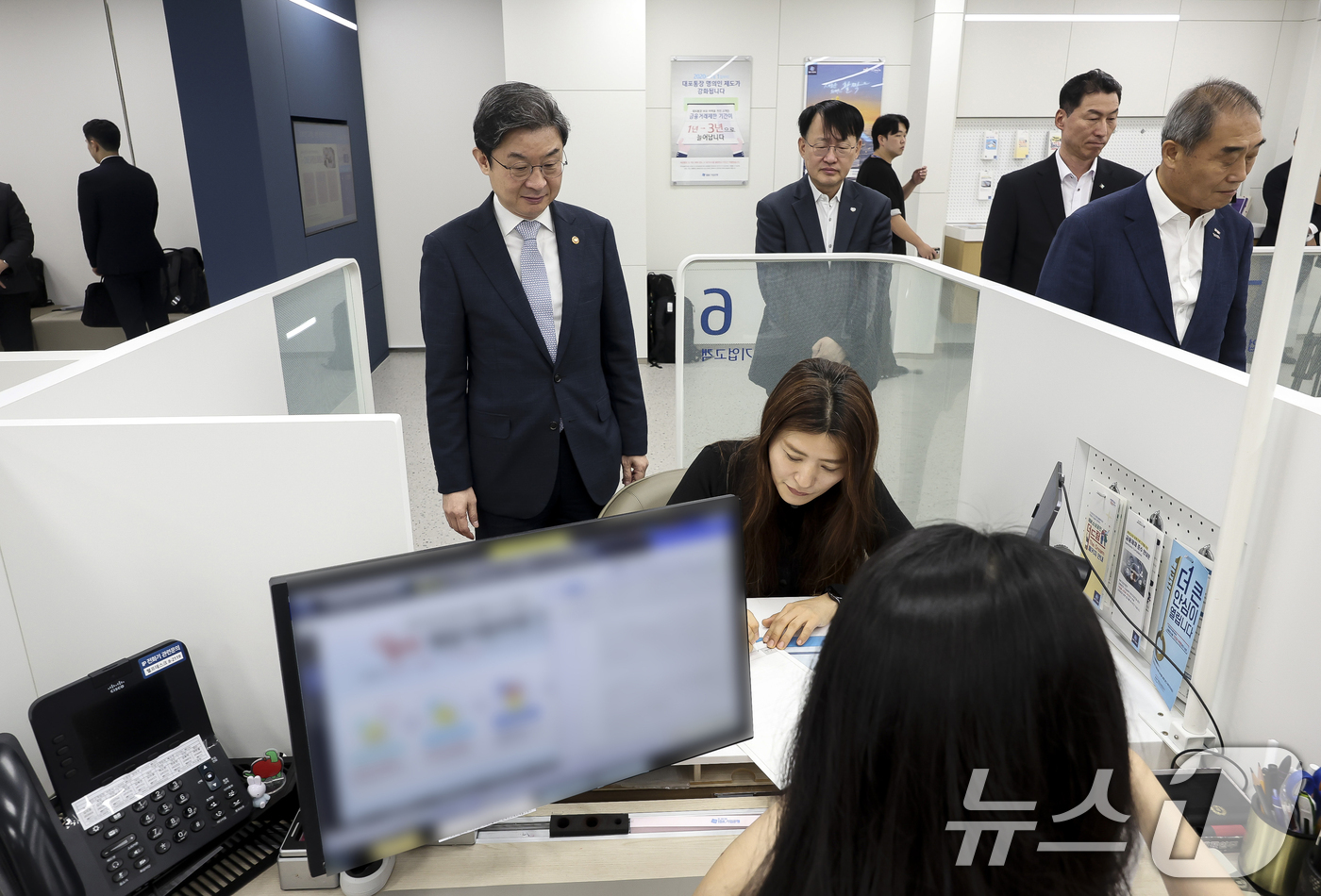 (서울=뉴스1) 최지환 기자 = 이억원 금융위원장이 2일 오전 서울 종로구 IBK기업은행 광화문지점을 찾아 소상공인 특화 신용평가(SCB) 대출 약정 시연을 참관하고 있다. (공동 …