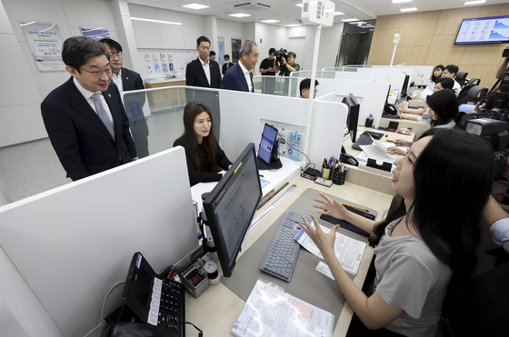 SCB 은행권 시범운용 현장 찾은 이억원 금융위원장