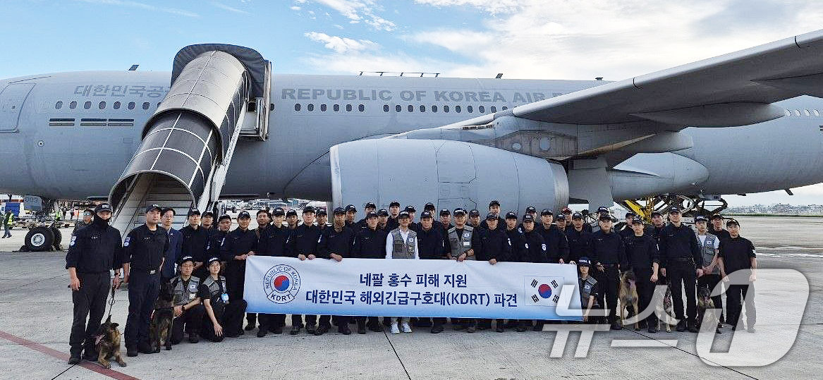 (서울=뉴스1) = 네팔 대홍수 피해 현장 수색·구조 활동을 지원할 대한민국 해외긴급구호대(KDRT)가 2일(현지시간) 공군 수송기 '시그너스'(KC-330)를 타고 네팔 수도 카 …