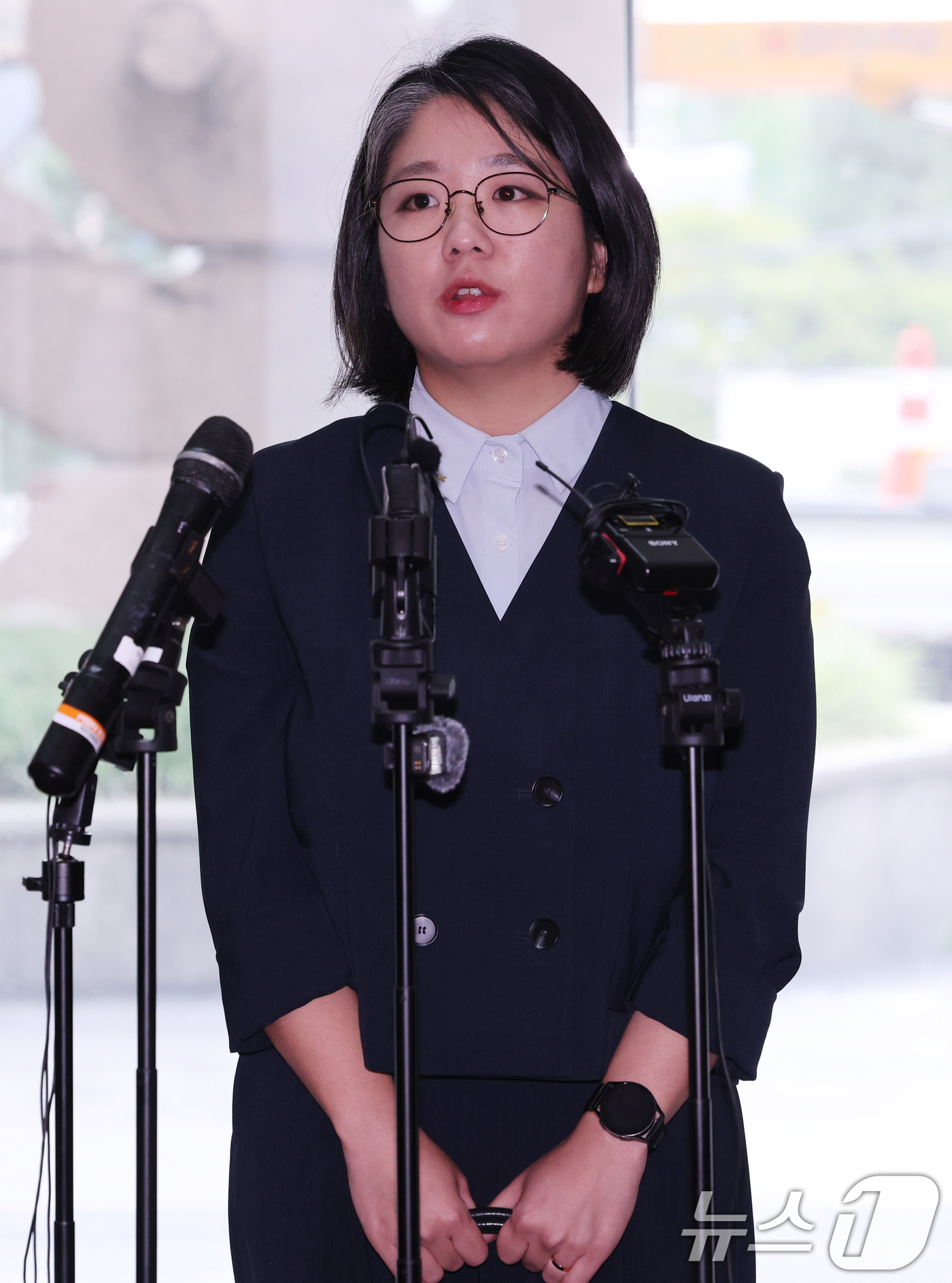 (서울=뉴스1) 박지혜 기자 = 용혜인 성평등가족부 장관 후보자가 2일 오전 서울 서대문구 한국청소년활동진흥원에 마련된 인사청문회 준비사무실로 첫 출근하며 취재진 질문에 답하고 있 …