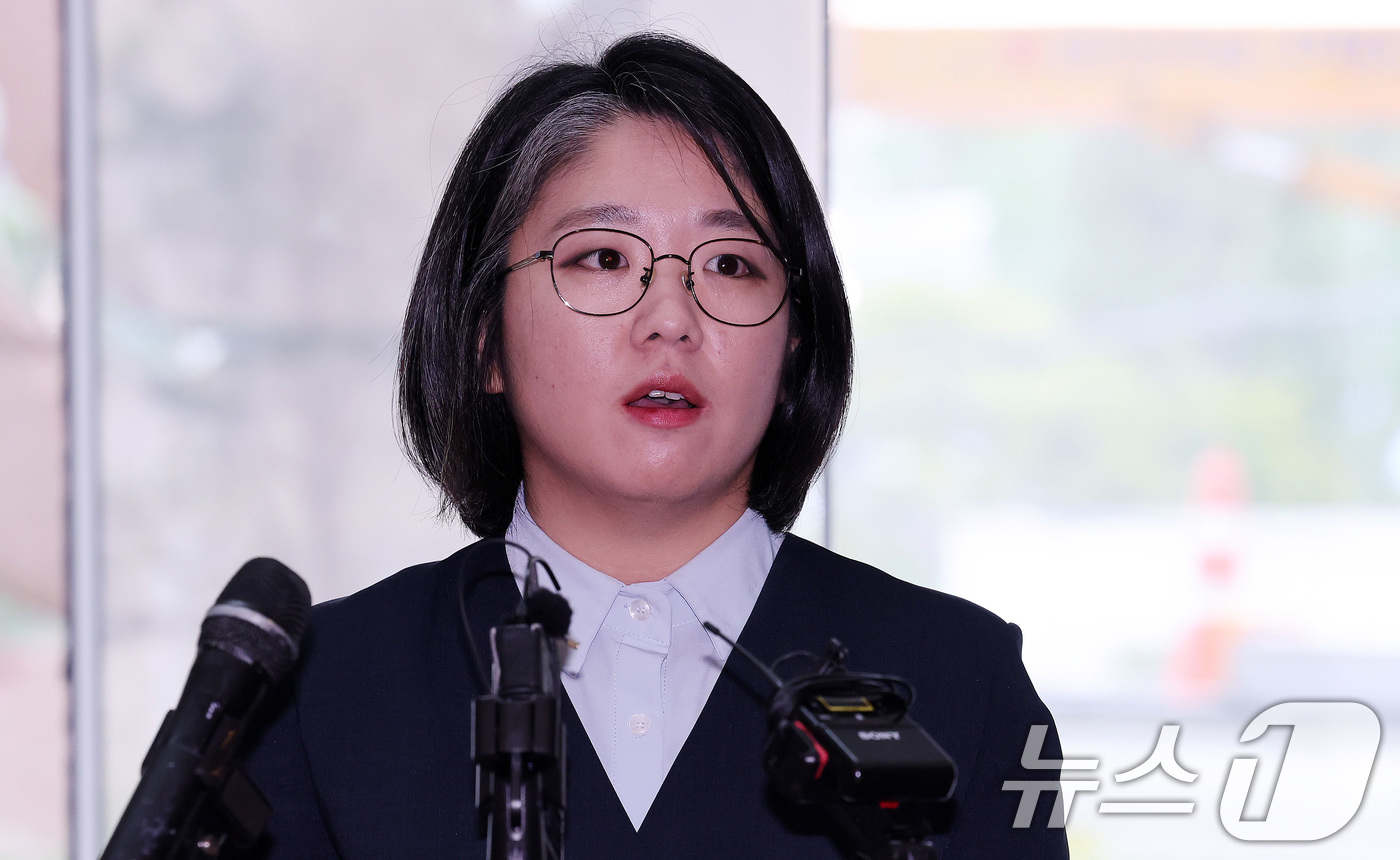 (서울=뉴스1) 박지혜 기자 = 용혜인 성평등가족부 장관 후보자가 2일 오전 서울 서대문구 한국청소년활동진흥원에 마련된 인사청문회 준비사무실로 첫 출근하며 취재진 질문에 답하고 있 …