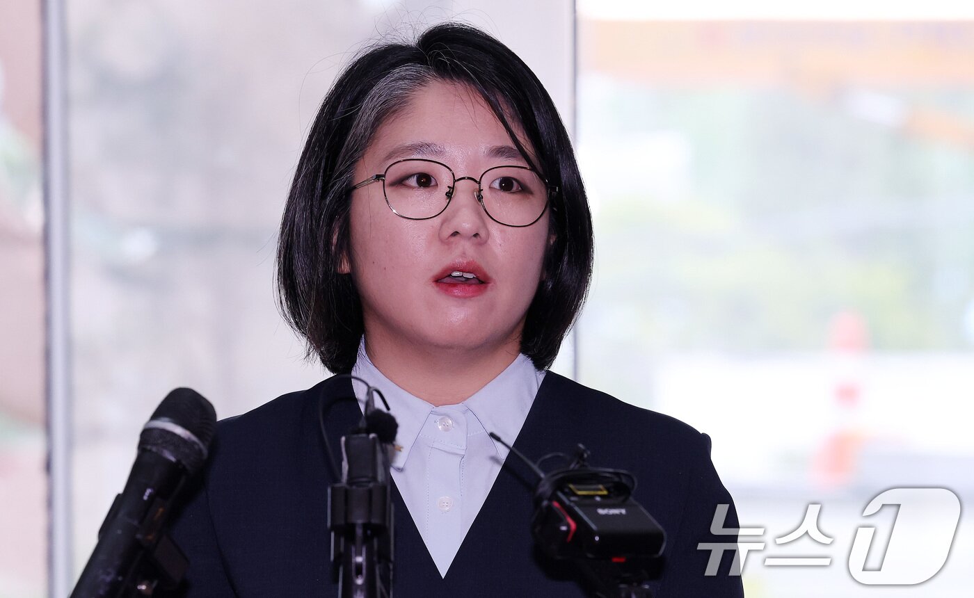 본문 이미지 - 용혜인 성평등가족부 장관 후보자가 2일 오전 서울 서대문구 한국청소년활동진흥원에 마련된 인사청문회 준비사무실로 첫 출근하며 취재진 질문에 답하고 있다. 2026.9.2 ⓒ 뉴스1 박지혜 기자