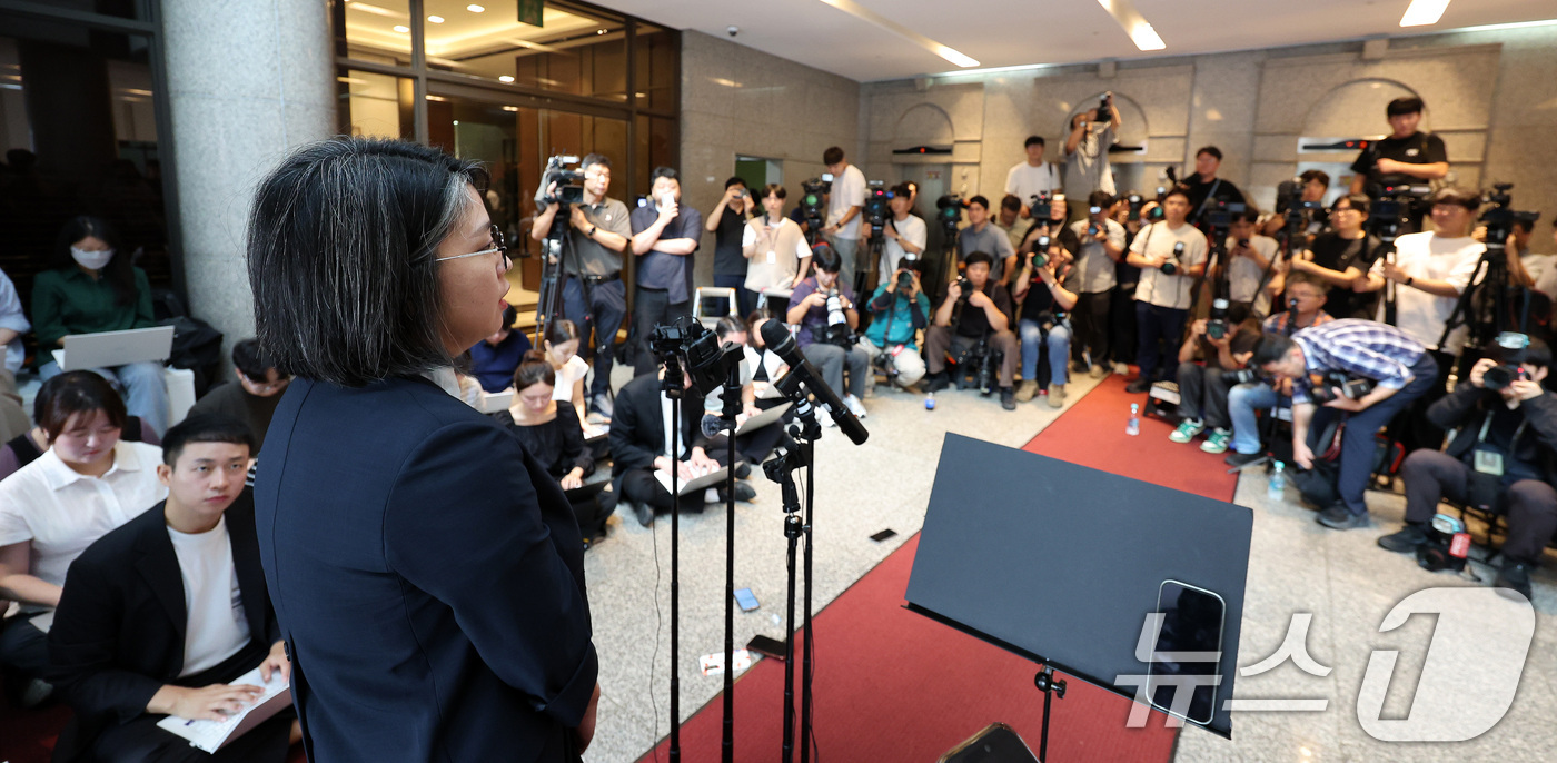 (서울=뉴스1) 박지혜 기자 = 용혜인 성평등가족부 장관 후보자가 2일 오전 서울 서대문구 한국청소년활동진흥원에 마련된 인사청문회 준비사무실로 첫 출근하며 취재진 질문에 답하고 있 …
