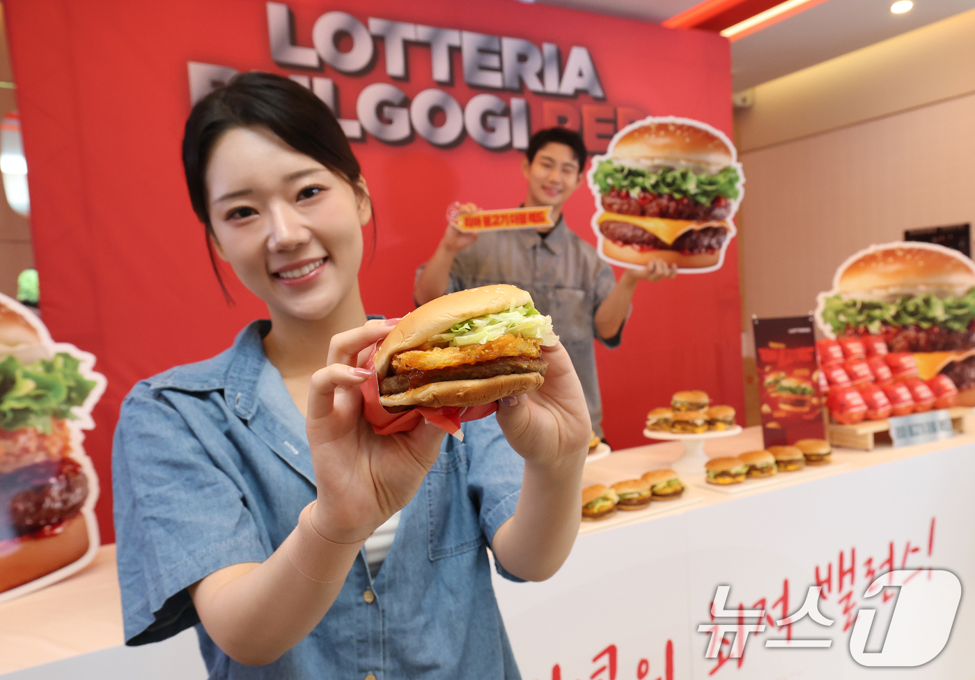 (서울=뉴스1) 오대일 기자 = 2일 서울 용산구 롯데리아 숙대입구역점에서 모델들이 롯데리아 신메뉴 ‘리아 불고기 레드’ 2종을 선보이고 있다.롯데리아의 신제품 '리아 불고기 레드 …