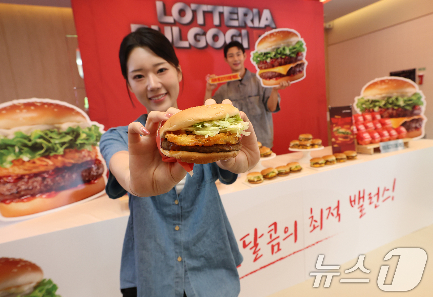 (서울=뉴스1) 오대일 기자 = 2일 서울 용산구 롯데리아 숙대입구역점에서 모델들이 롯데리아 신메뉴 ‘리아 불고기 레드’ 2종을 선보이고 있다.롯데리아의 신제품 '리아 불고기 레드 …