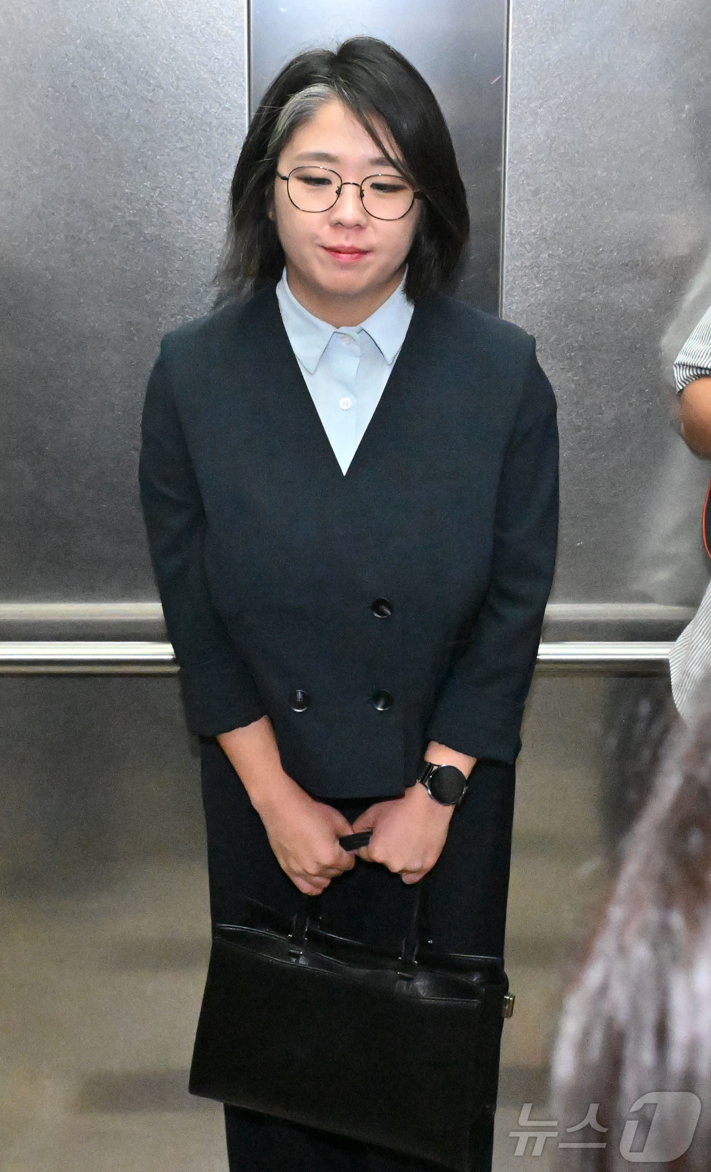(서울=뉴스1) 박지혜 기자 = 용혜인 성평등가족부 장관 후보자가 2일 오전 서울 서대문구 한국청소년활동진흥원에 마련된 인사청문회 준비사무실로 첫 출근하고 있다. (공동취재) 20 …