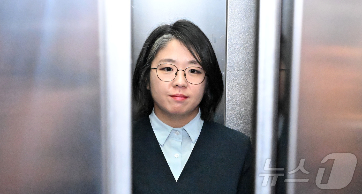 (서울=뉴스1) 박지혜 기자 = 용혜인 성평등가족부 장관 후보자가 2일 오전 서울 서대문구 한국청소년활동진흥원에 마련된 인사청문회 준비사무실로 첫 출근하고 있다. (공동취재) 20 …