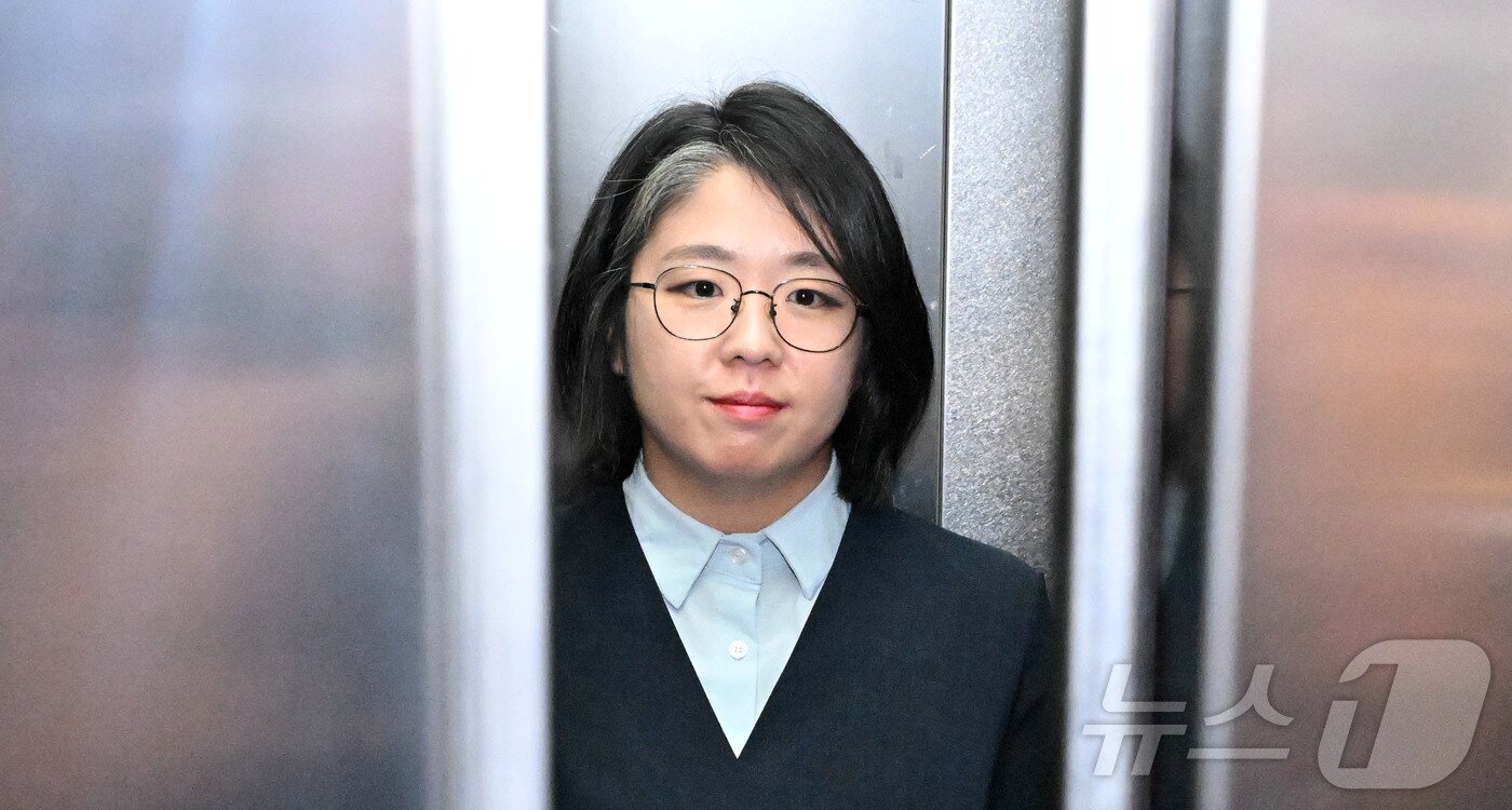 본문 이미지 - 용혜인 성평등가족부 장관 후보자가 2일 오전 서울 서대문구 한국청소년활동진흥원에 마련된 인사청문회 준비사무실로 첫 출근하고 있다. (공동취재) 2026.9.2 ⓒ 뉴스1 박지혜 기자